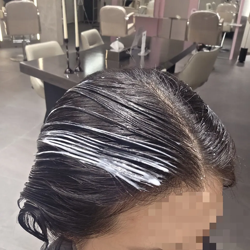 Consultation scene about treatment history and desired style