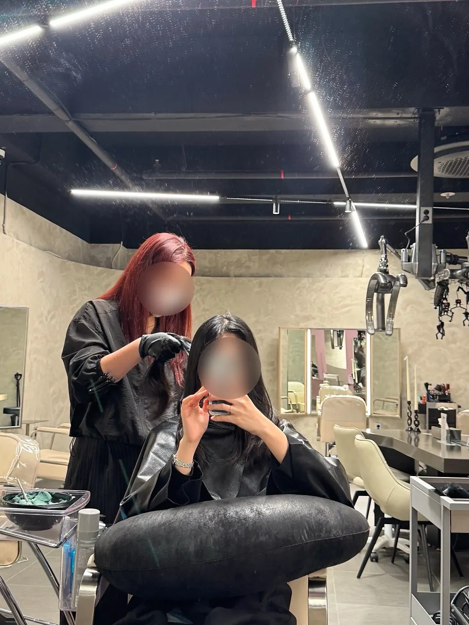 Full-head dye application in progress
