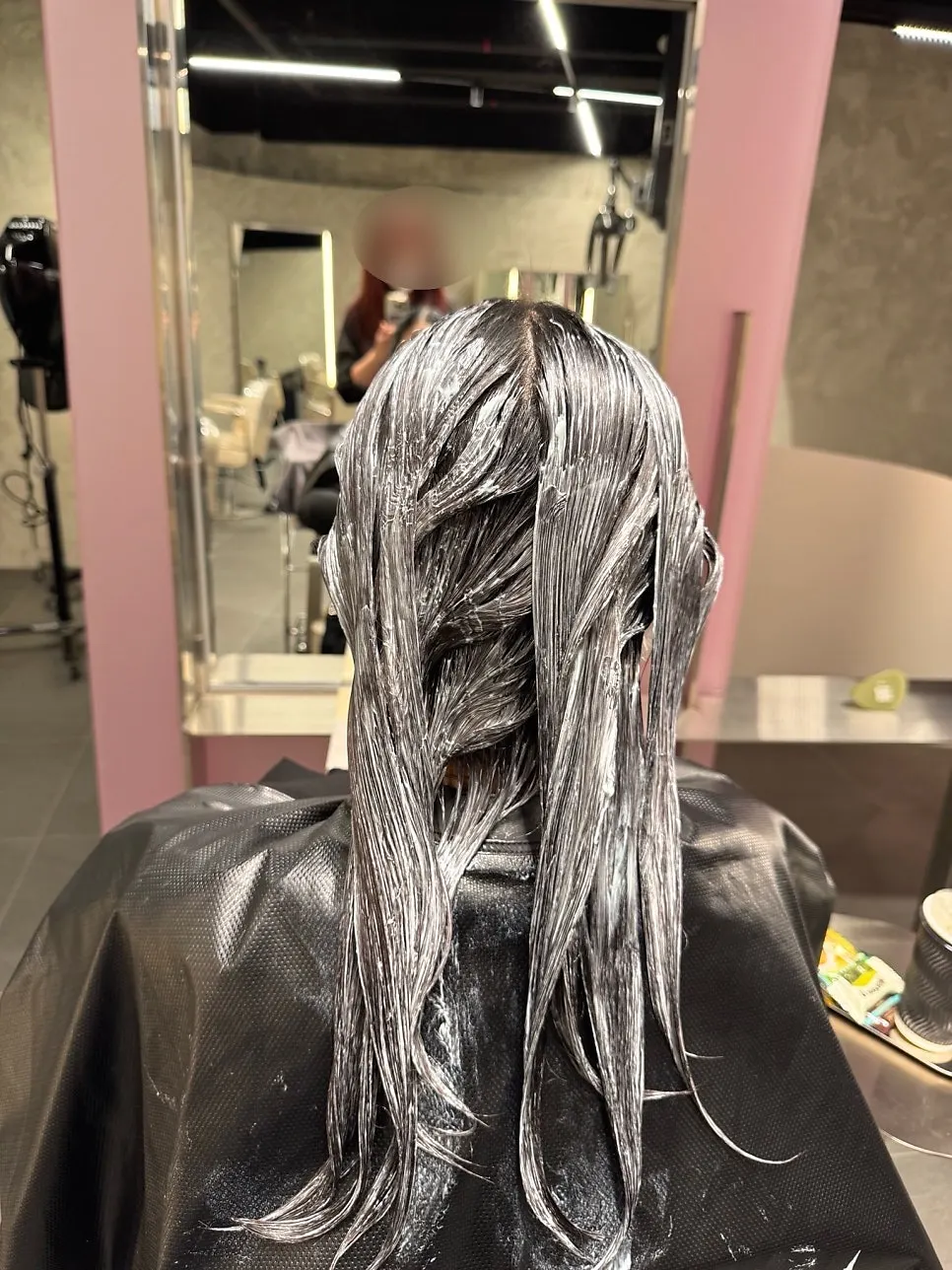 Waiting time with dye sitting on the hair