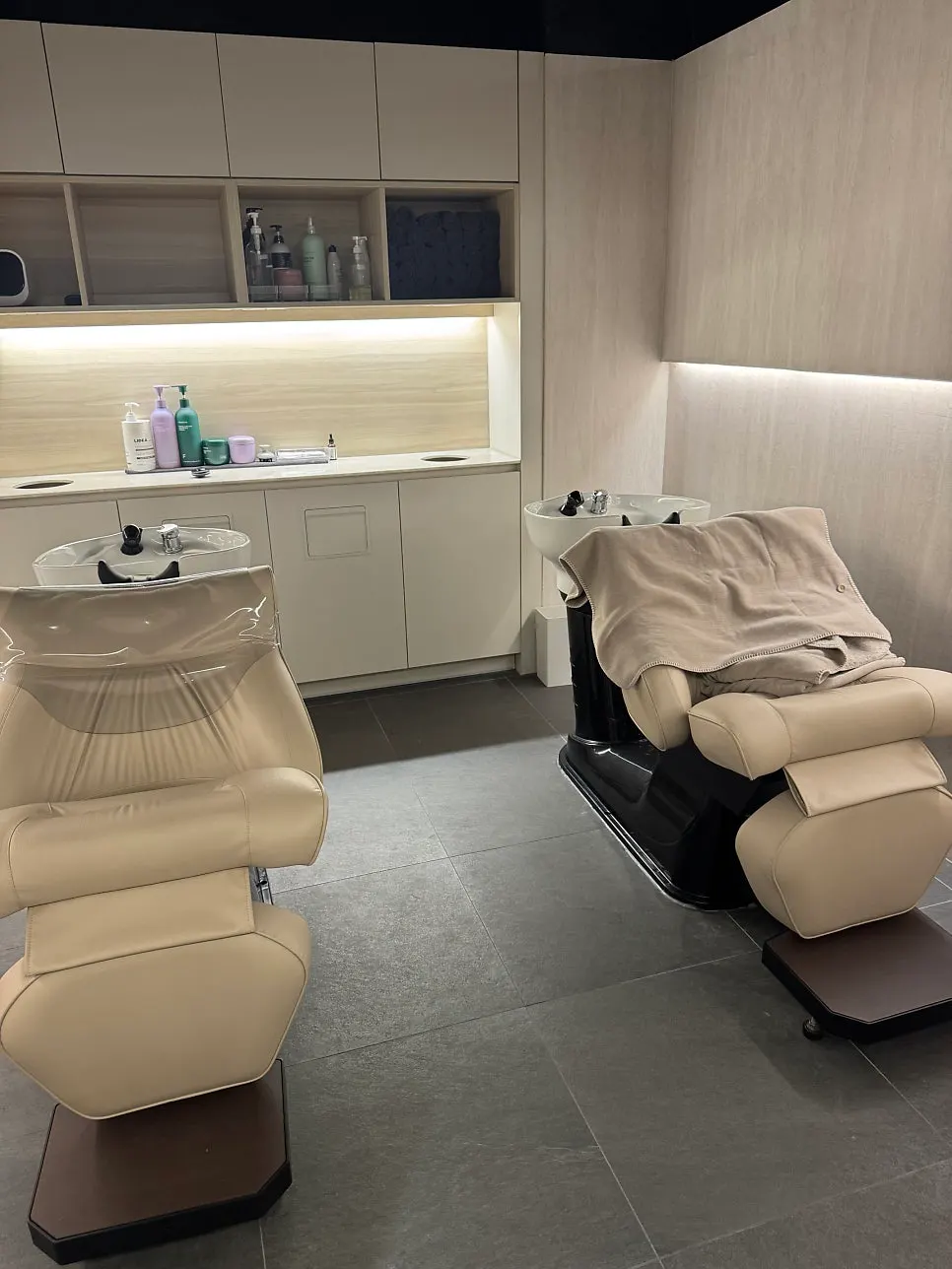 Close-up of the massage-function shampoo chair