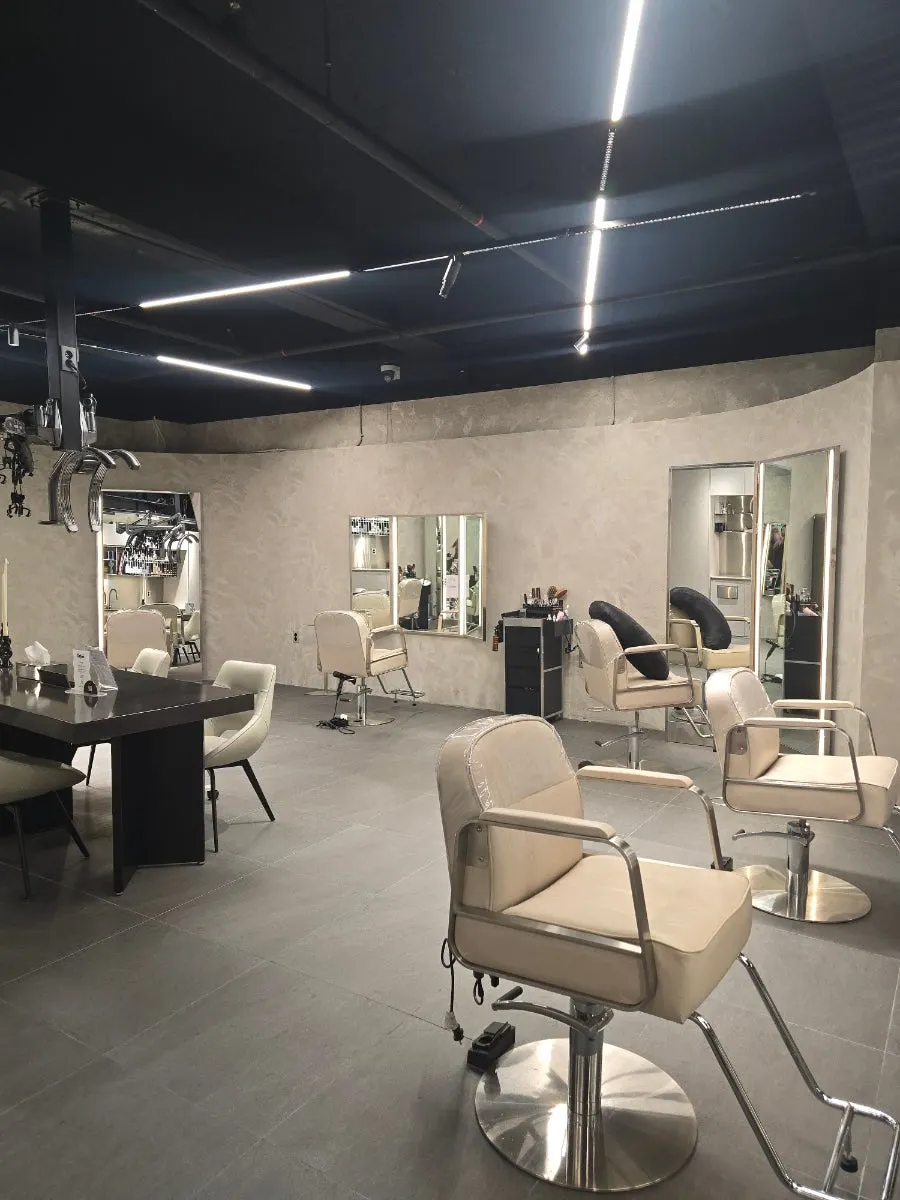 Treatment area with angled mirrors