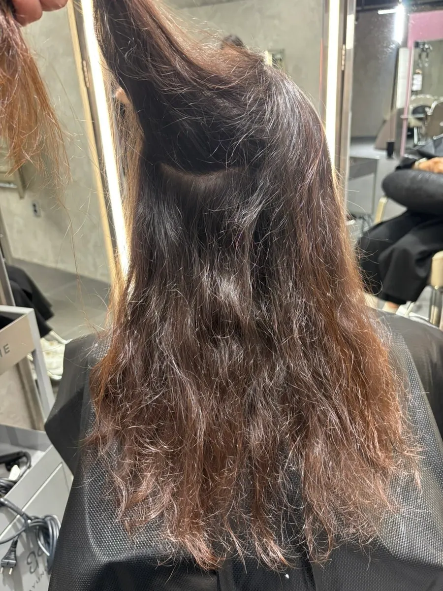 Flat crown with no volume and split ends