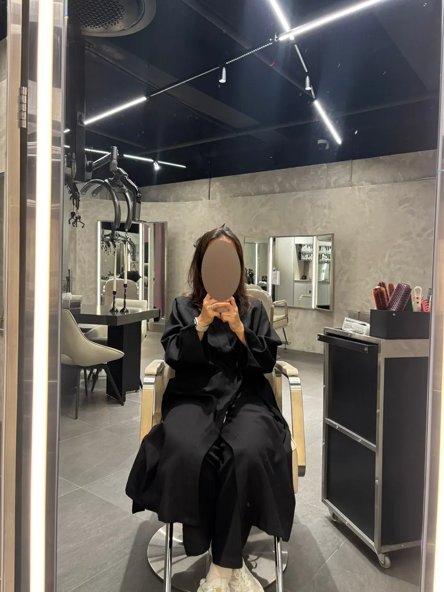 Consultation checking the hair's damage level