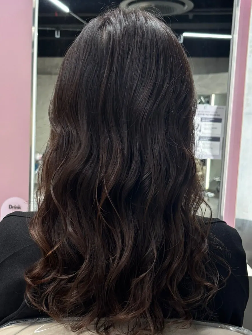 Natural thick S-curl with hair down