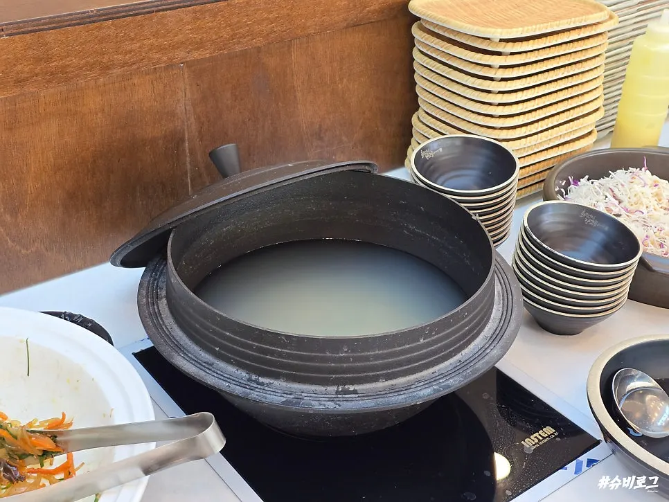 Self-bar with a variety of prepared foods