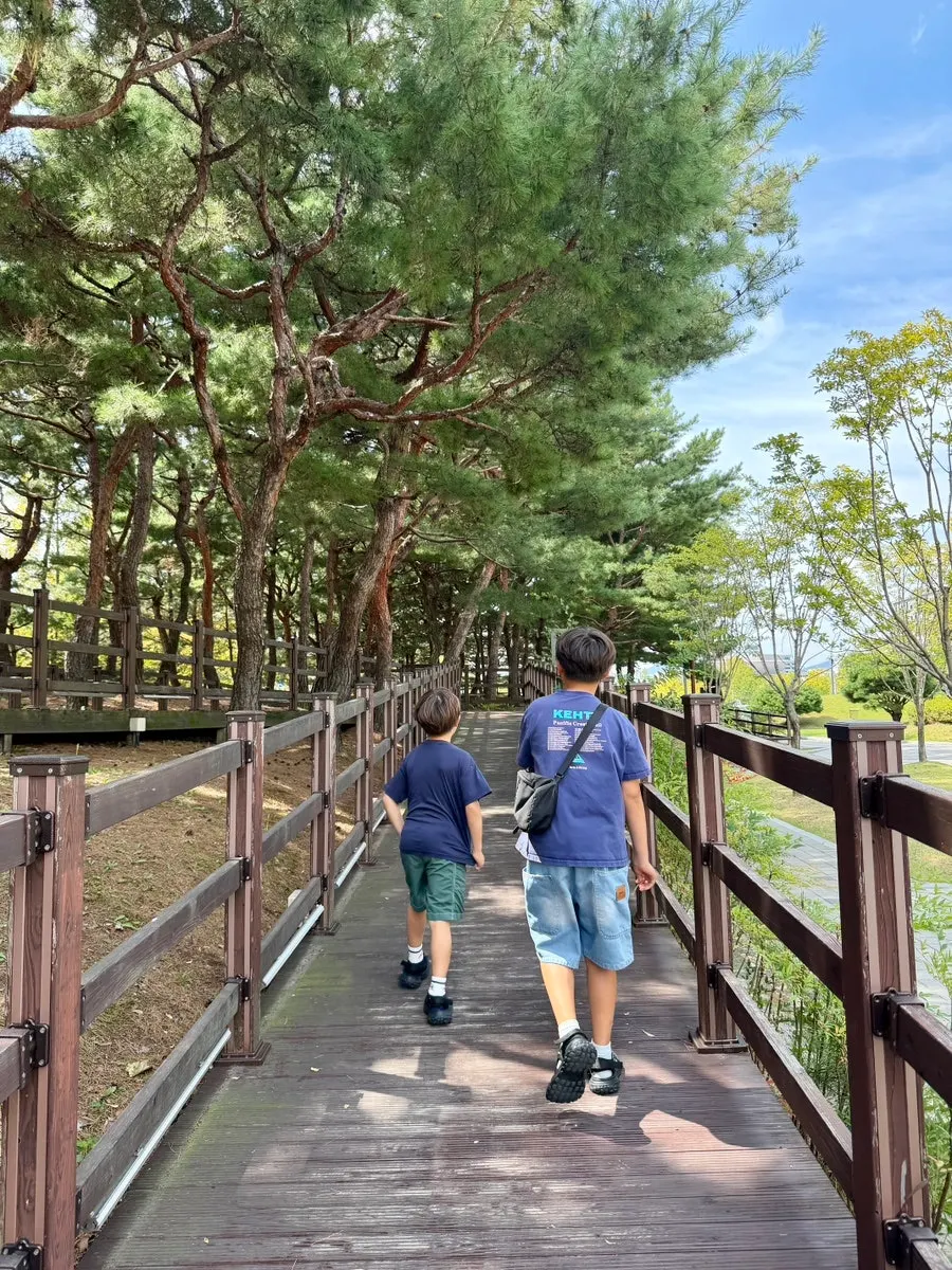 공연 전 센터 주변을 산책하는 아이들