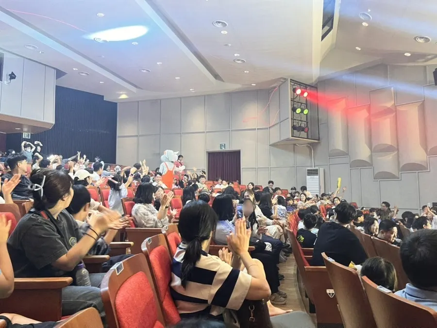 A child from the audience joining an experiment onstage