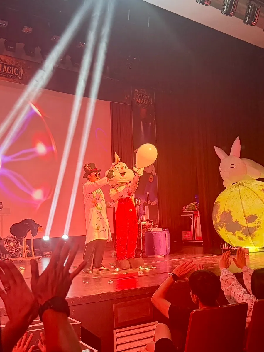 관객 아이가 무대에 올라 참여하는 초능력 마술