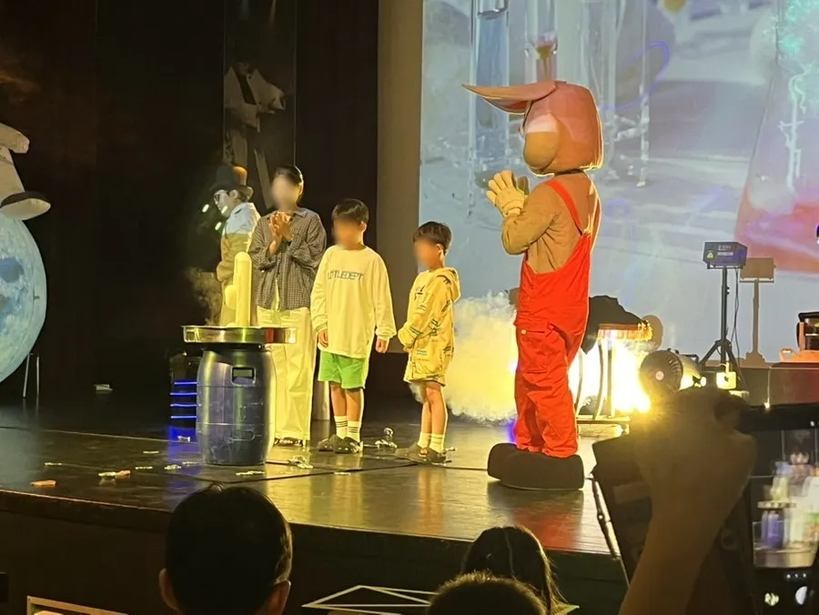 An electrostatic levitation effect on stage