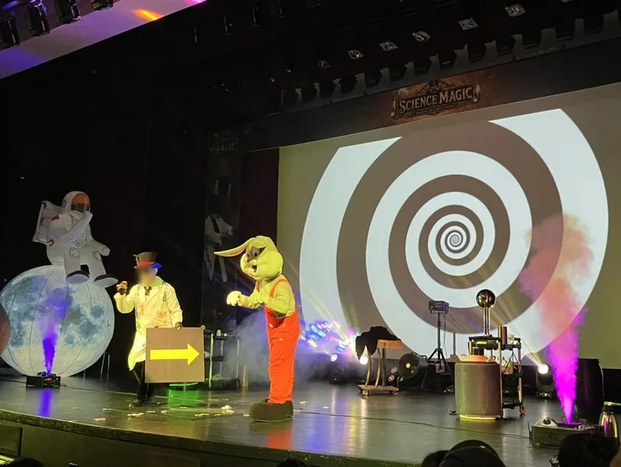A stage effect using a chemical reaction