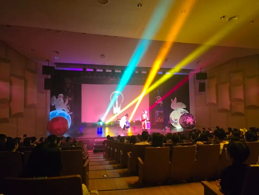 관객 참여형 과학마술 공연 장면