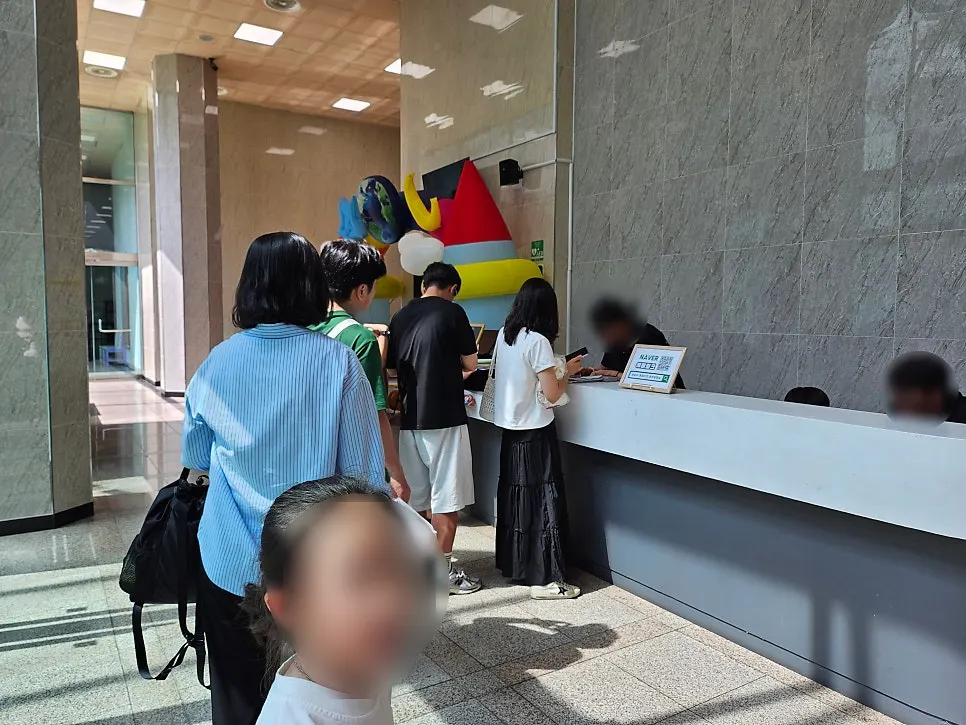 演出前一小時排隊預約座位的觀眾