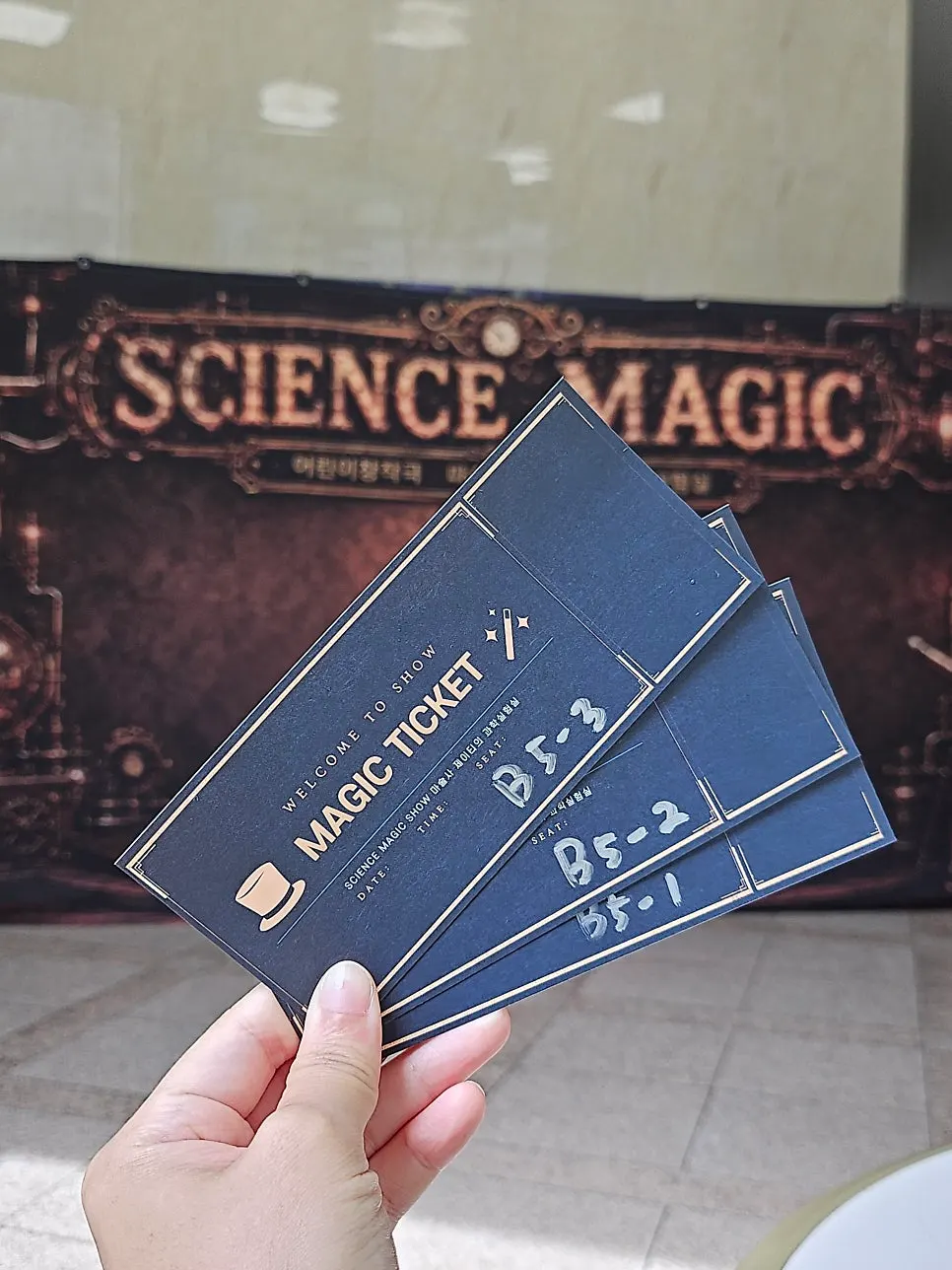 在昆蟲生態館參觀展覽的孩子們