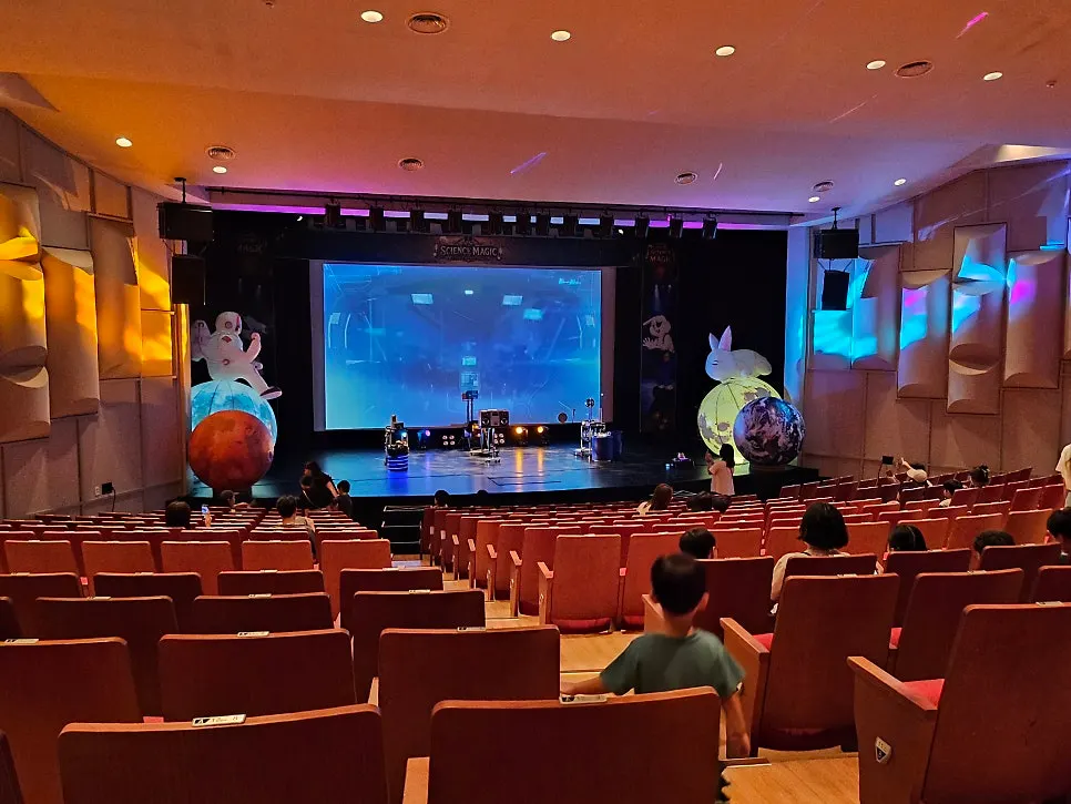 演出前15分鐘進入諧和廳觀眾席的情景