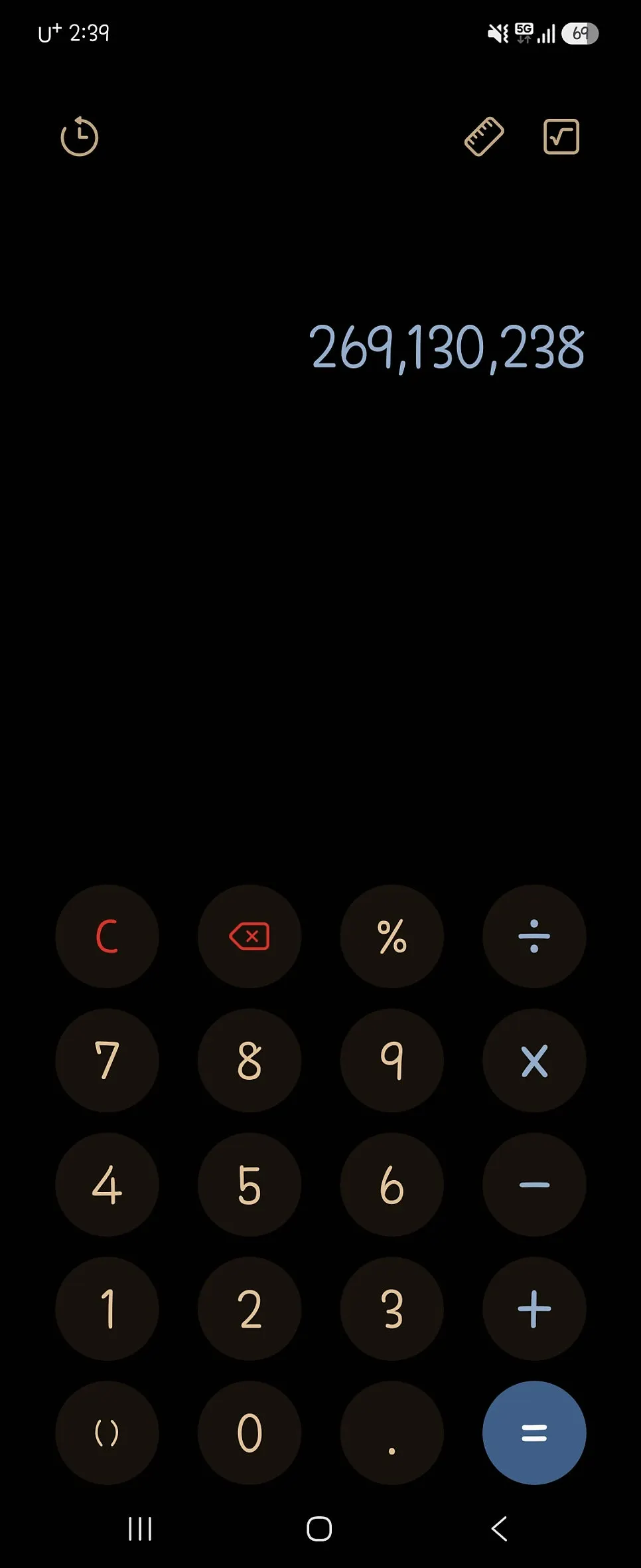 出現觀眾生日數字的計算機魔法場景