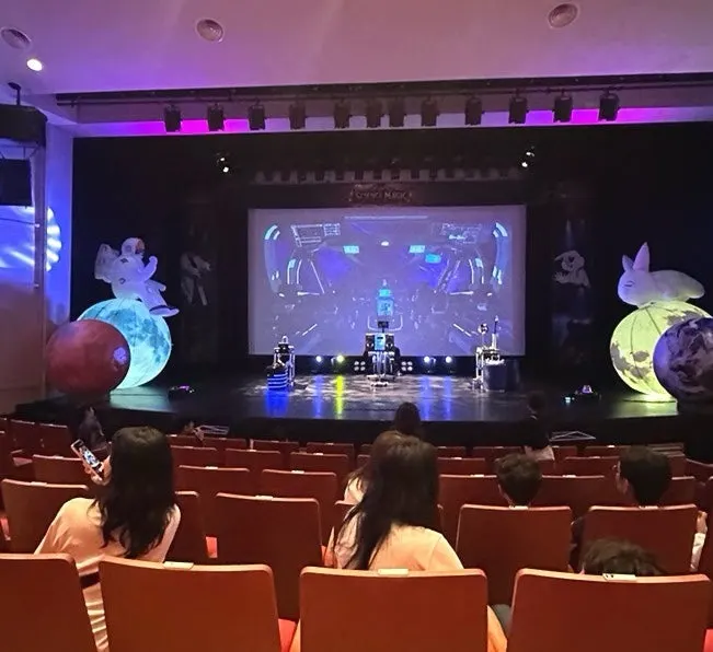 좌석 안내를 받은 공연장 입구