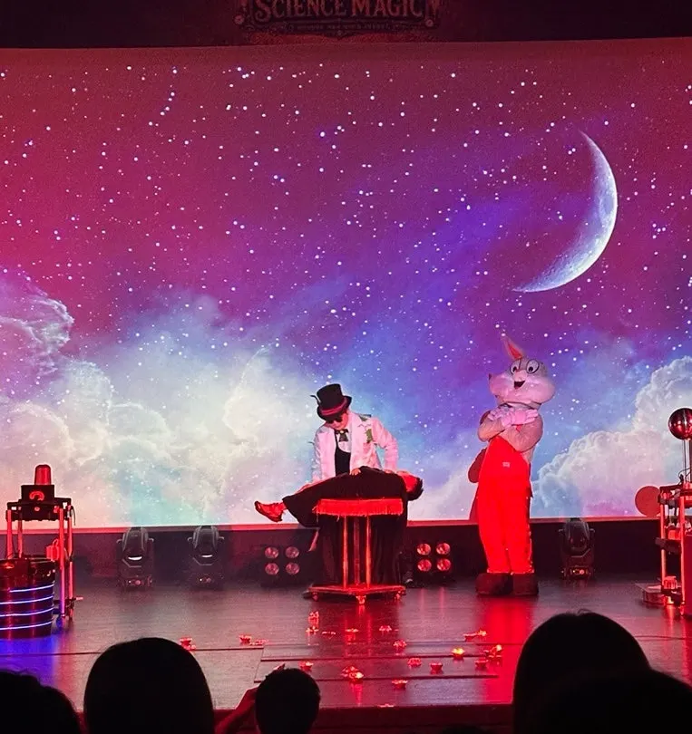 공중부양 마술이 펼쳐지는 무대