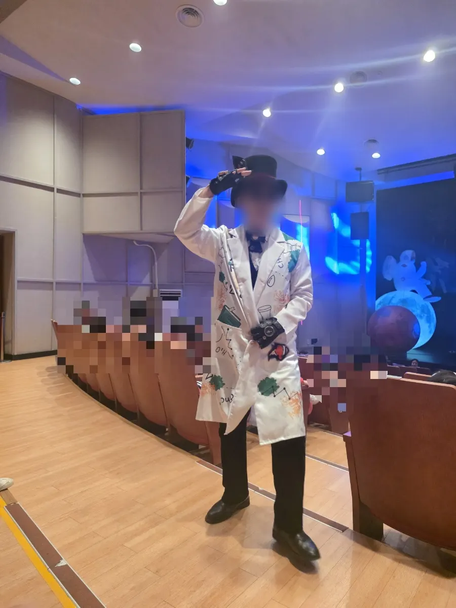 Magician and Toto coming close to the audience seats