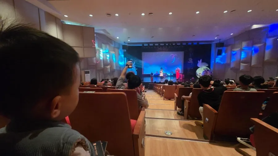 마술사가 과학 원리를 마술로 풀어내는 무대 장면
