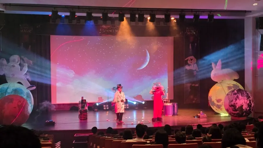 무대 영상과 함께 진행되는 어린이 과학마술쇼 장면