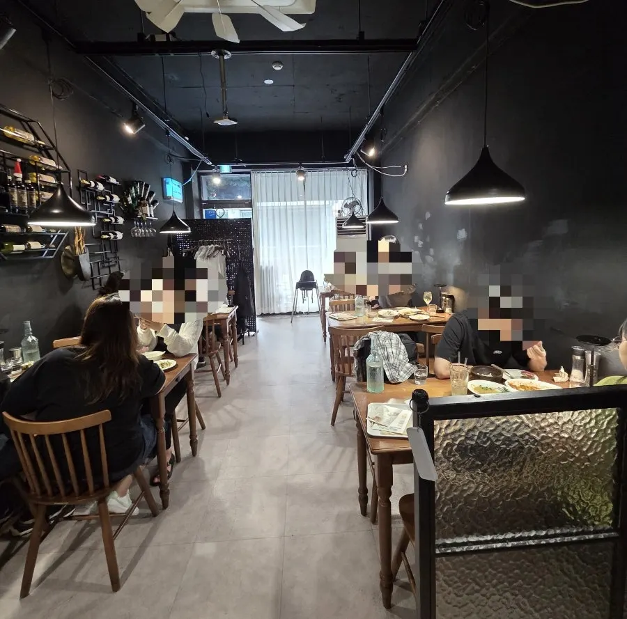 아늑한 조명이 켜진 플레이트 홀 좌석