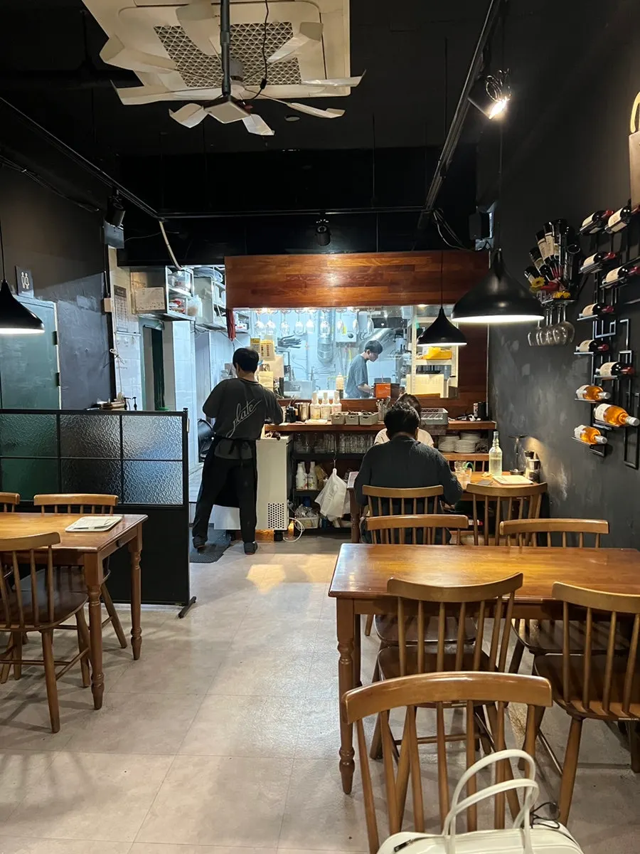 The cute interior of Plate