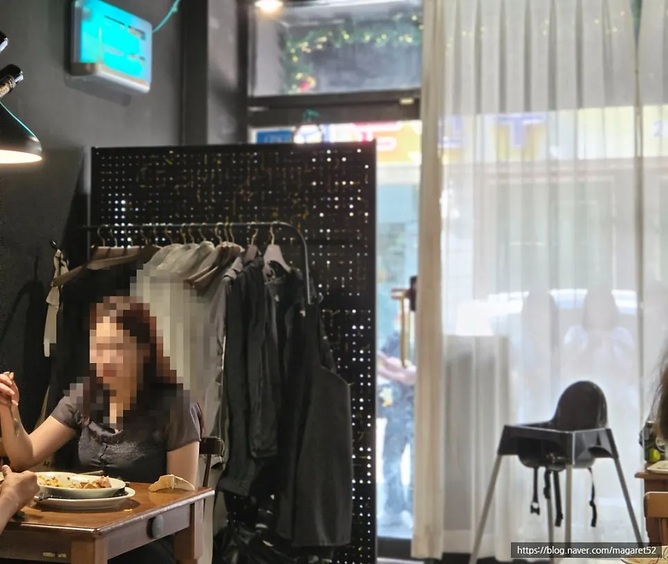 Cozy dining hall at Plate Sunhwa branch