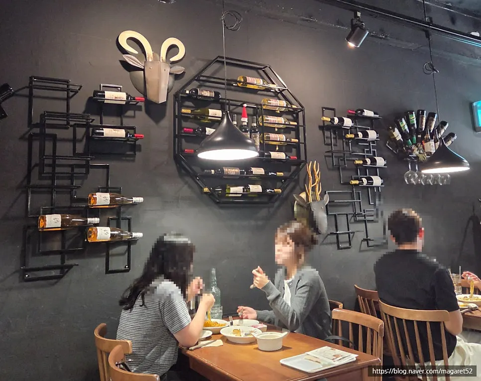 Table setting at Plate Sunhwa branch