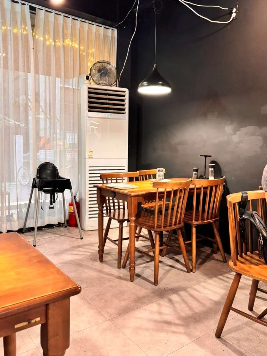 Table seating at Plate suitable for family meals