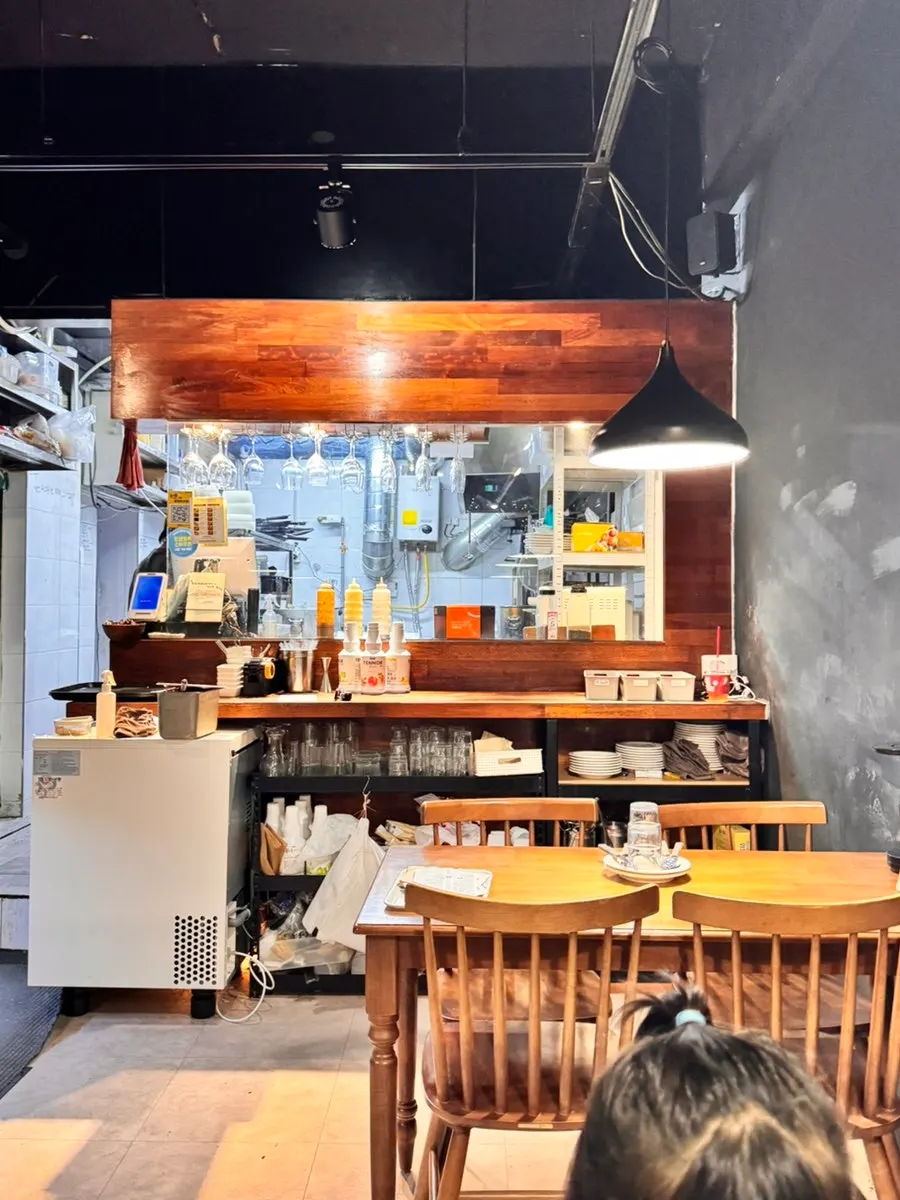 Interior decor details at Plate Sunhwa branch