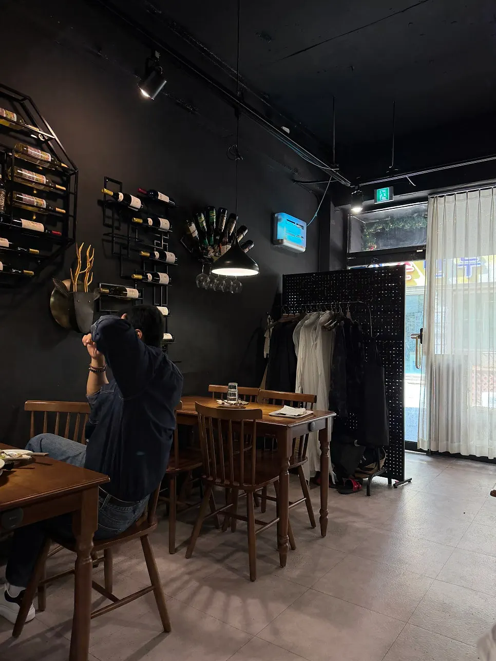 View of the seating inside Plate Sunhwa branch