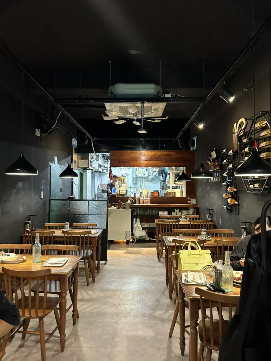 플레이트 입구 대기 안내 공간