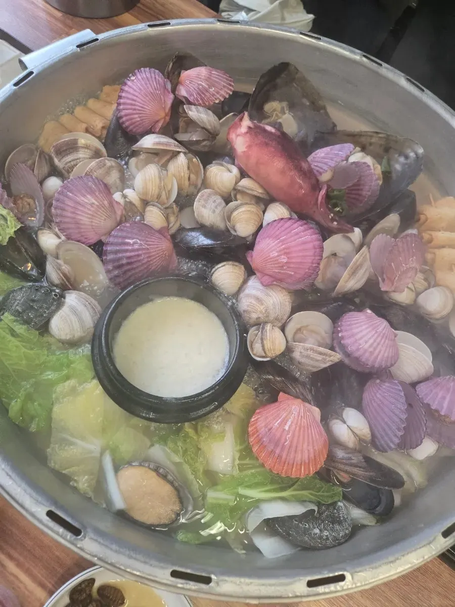 Photo of hot pot with razor clams and scallops