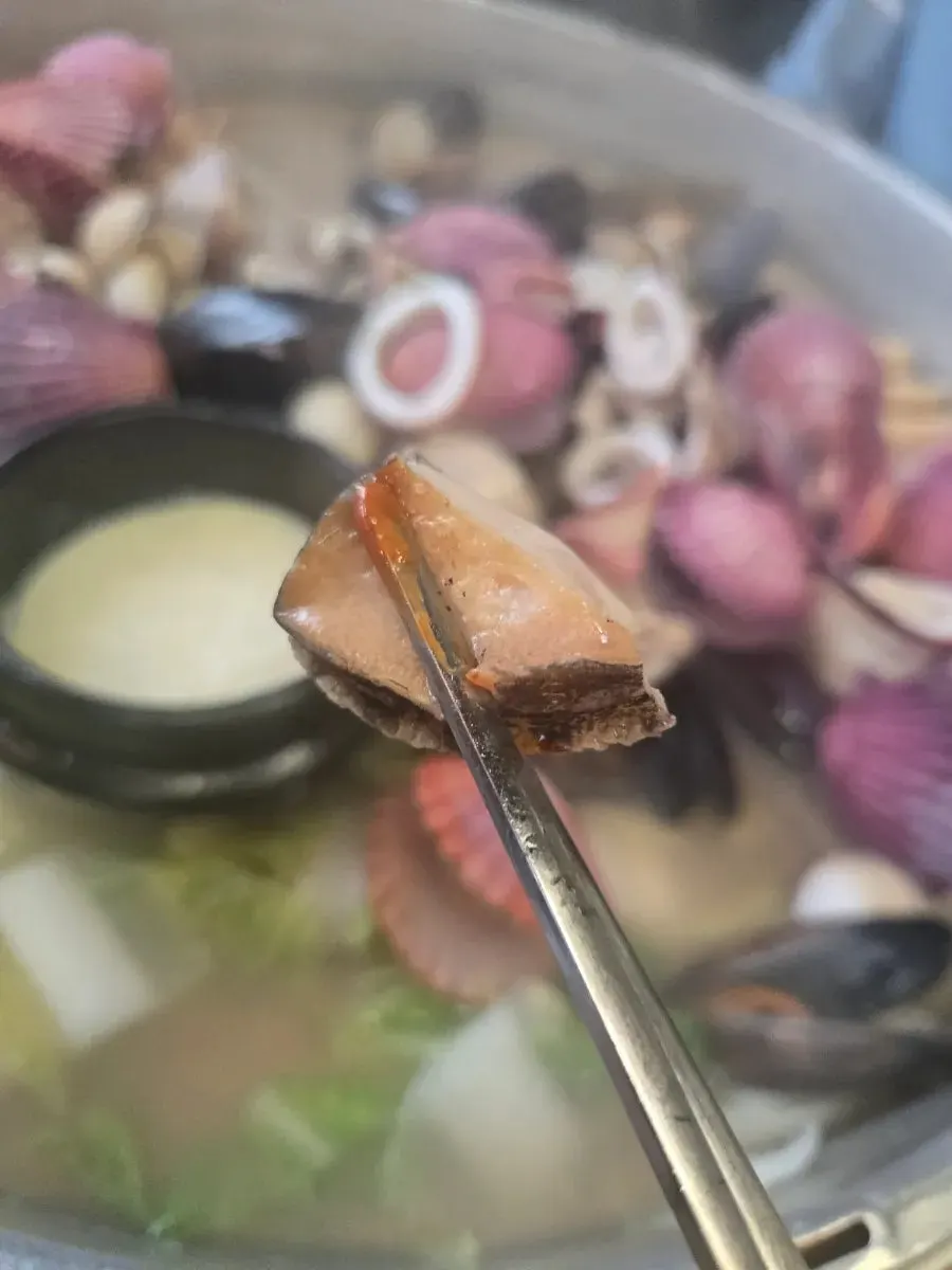 Photo of the clam hot pot simmering hot