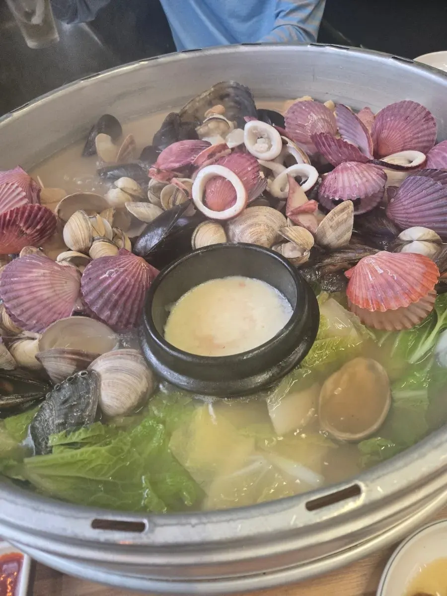 Photo of abalone and squid in the hot pot