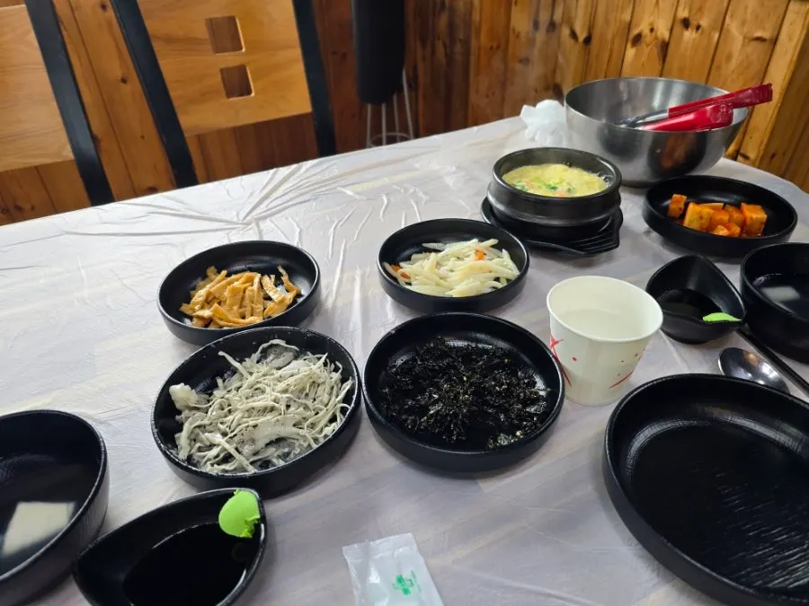 섬마을에서 나온 집반찬 같은 기본 밑반찬 한 상