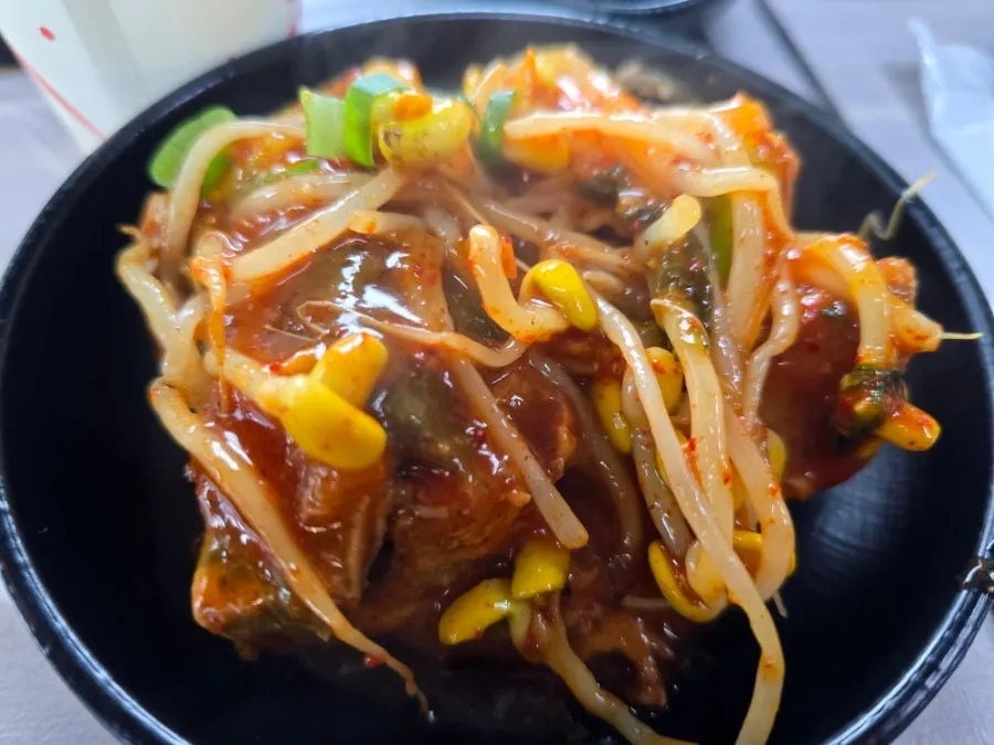콩나물과 야채가 가득한 뼈찜