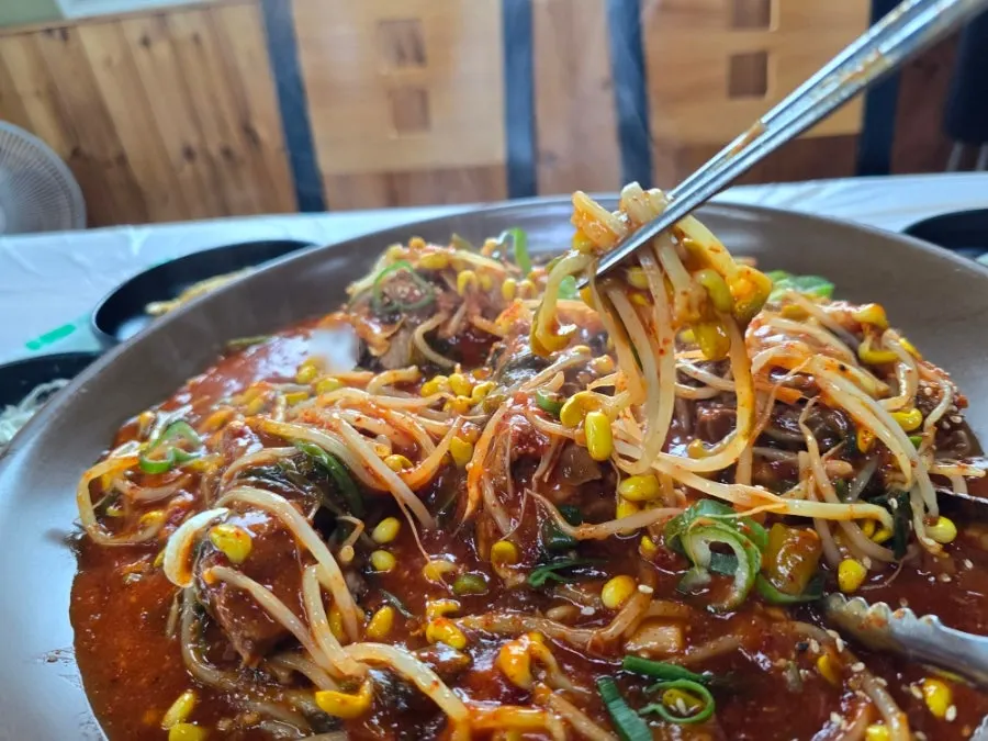 양이 넉넉한 뼈찜 접시