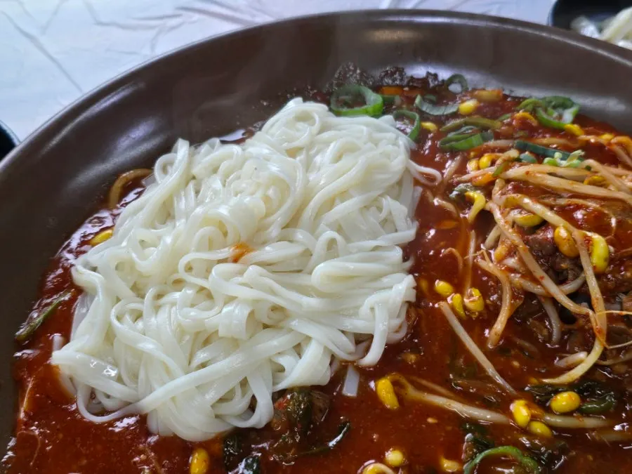 따로 삶아 나온 칼국수 사리