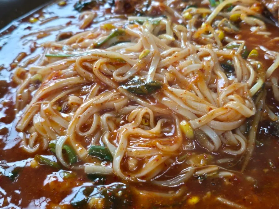 양념에 비빈 칼국수 사리