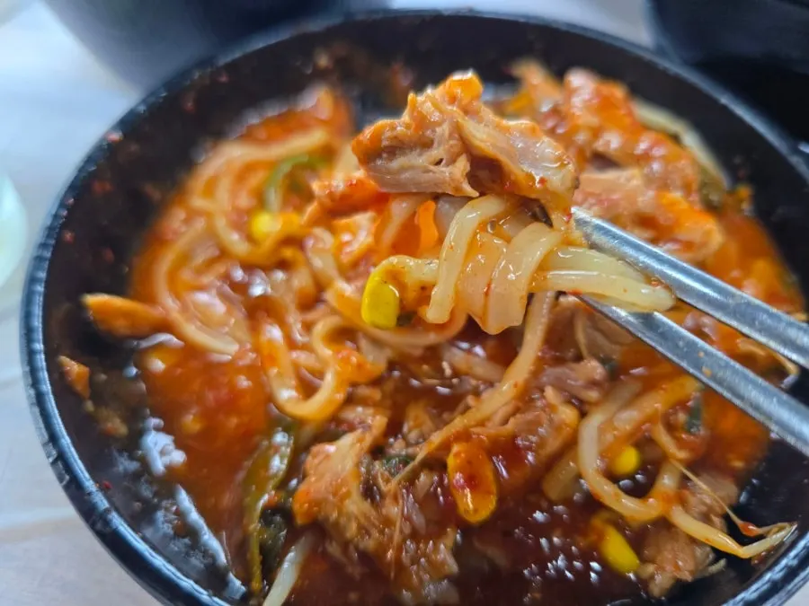 섬마을 찜 메뉴가 차려진 테이블