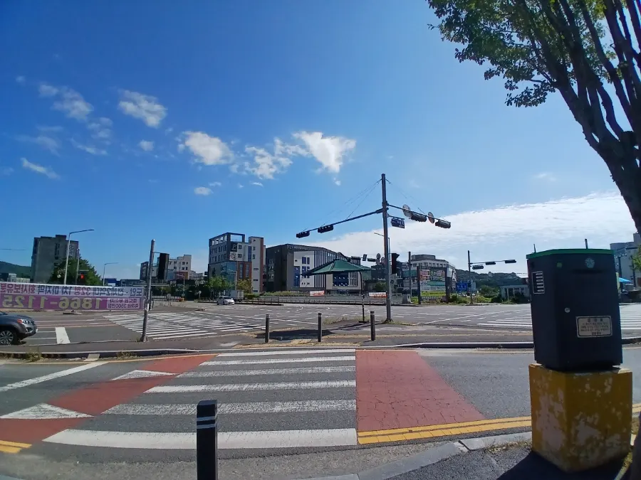 Street view of Jaundae intersection in Daejeon
