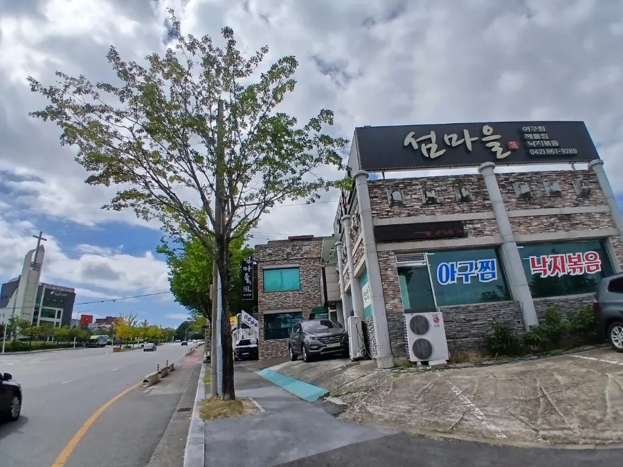 View near Seommaeul along Yuseong-daero in Sinseong-dong
