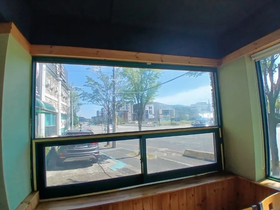 Seating and tables inside Seommaeul