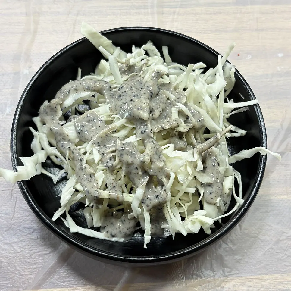 Complimentary side dishes for agujjim with octopus