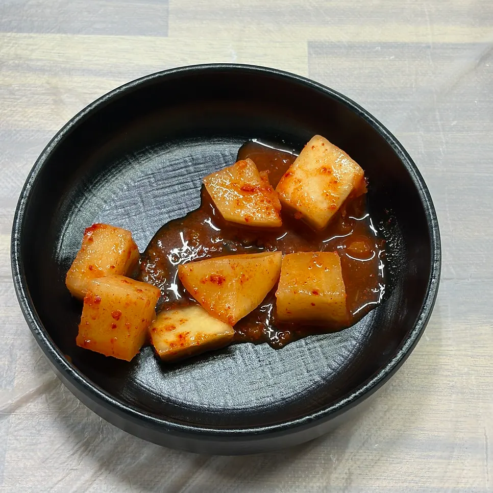 Kkakdugi and roasted seaweed flake side dishes