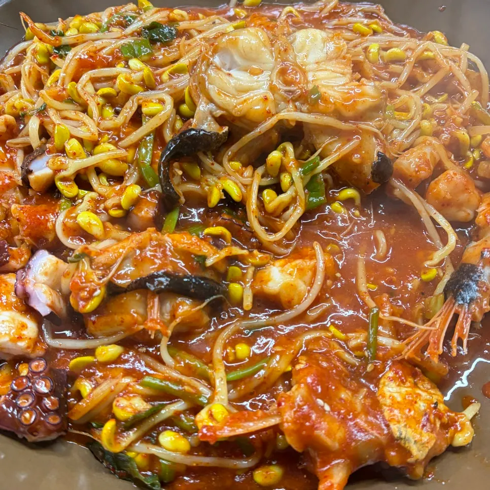 Agujjim with octopus served with bean sprouts