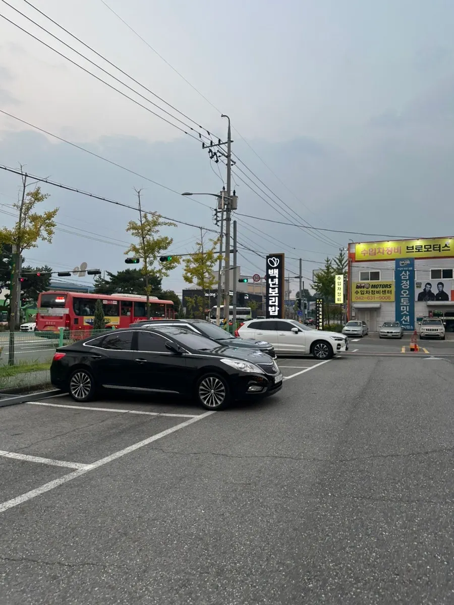 Parking space in front of Baengnyeon Boribap