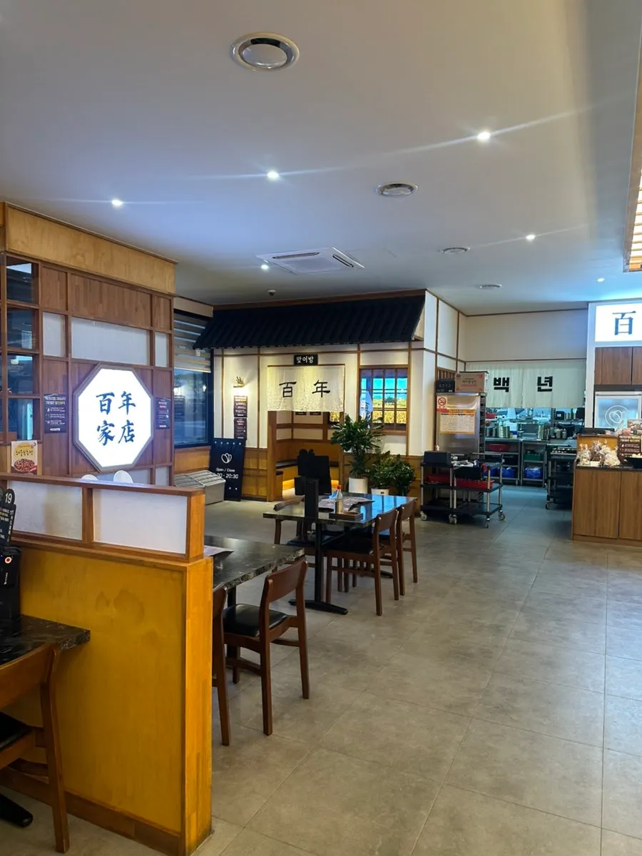 Dining room seating inside Baengnyeon Boribap