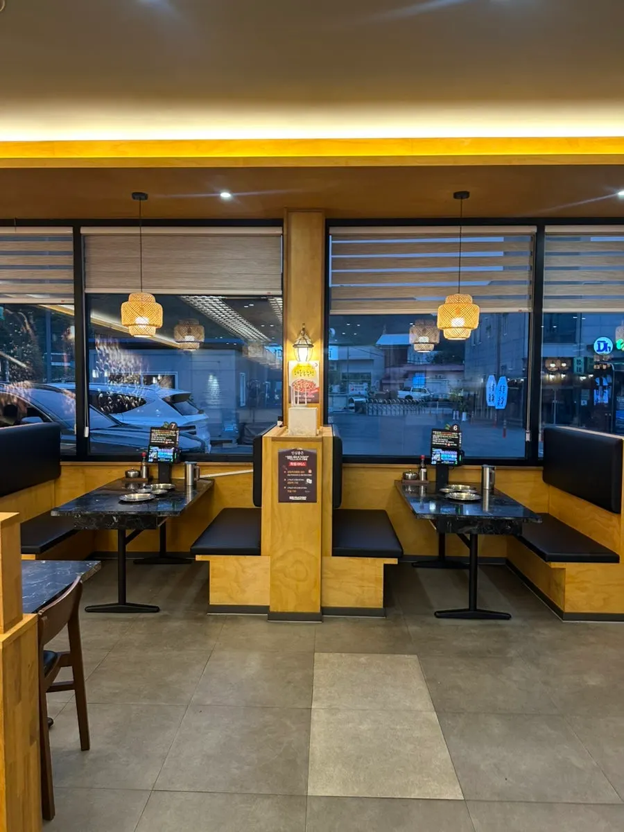 Interior with mostly 4-6 person table seating